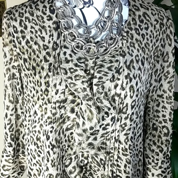 Chaus, 0141, vintage button down Animal Print blouse, elegant,  sz 6 - Picture 4 of 10